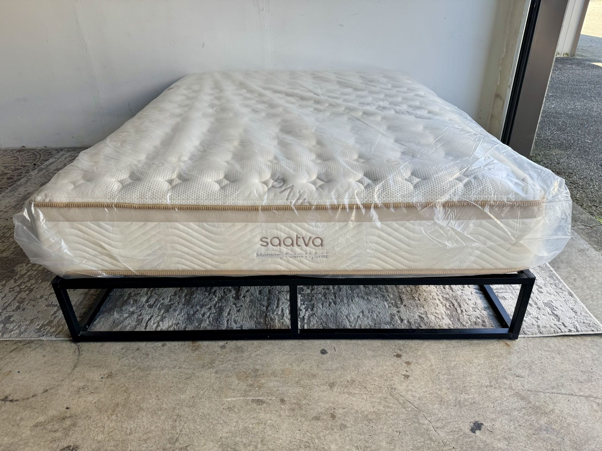 Saatva Memory Foam Hybrid Queen Mattress - Delivery Available 