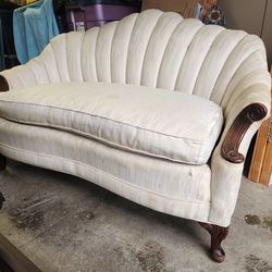 Vintage English Style Tufted Loveseat in Linen