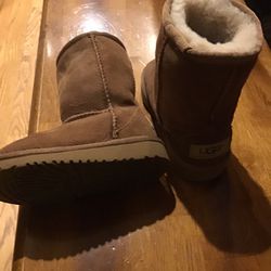 Uggs Boots. Toddler 7