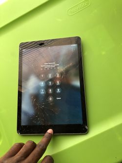 Cracked screen still works iPad