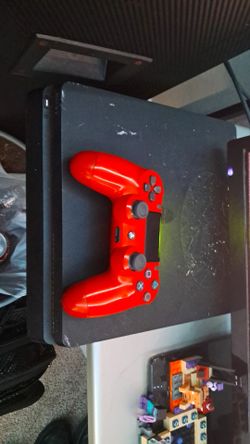 Ps4 slim 1t + novies New and 1 game
