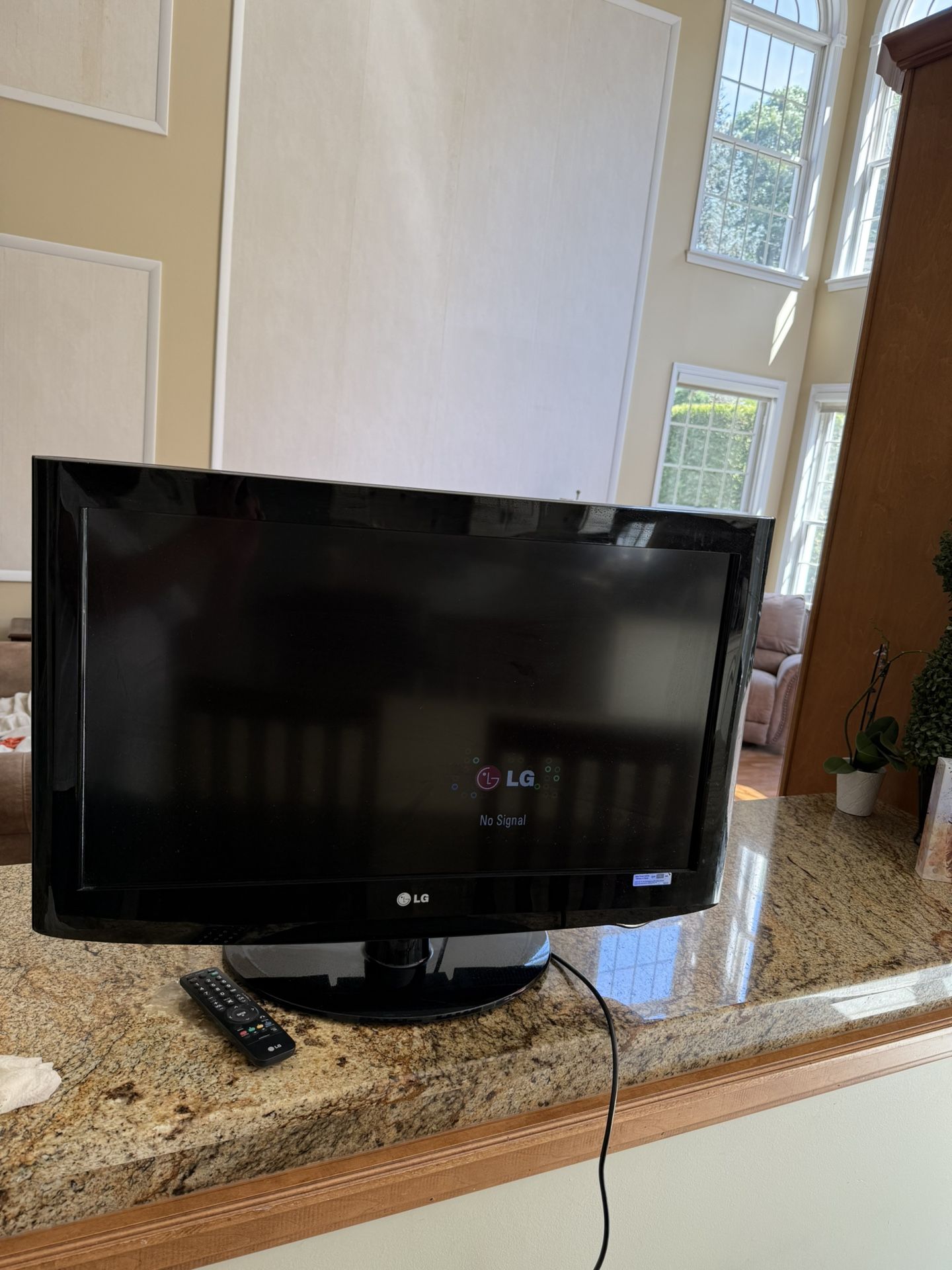 Lg 32 inch tv with remote- not Smart