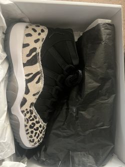 Jordan 11 Woman's Size 6.5