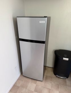 Frigidaire Refrigerator with Freezer, 7.5 cu ft