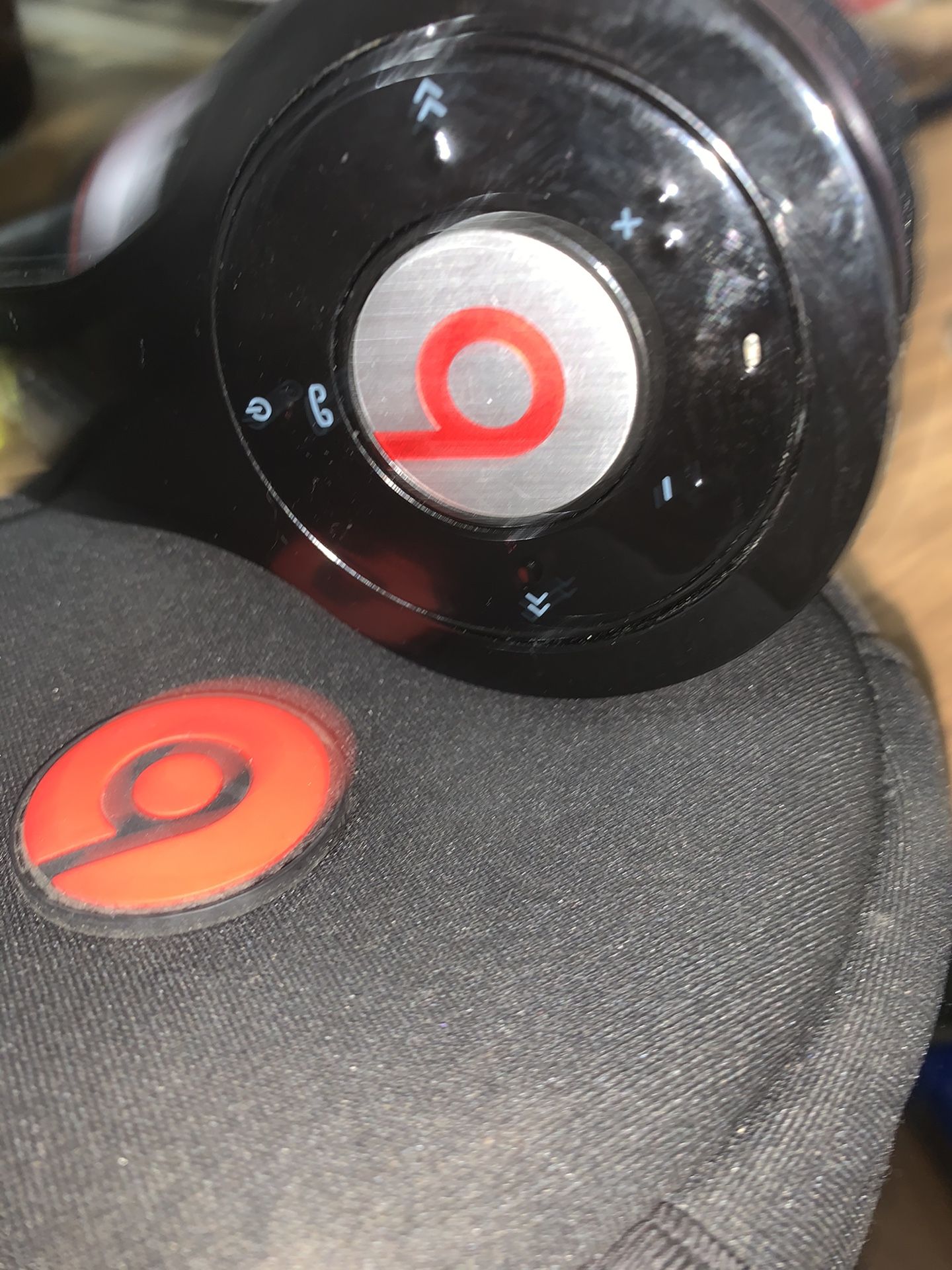 Beats by Dre wireless Bluetooth headphones with case and like new