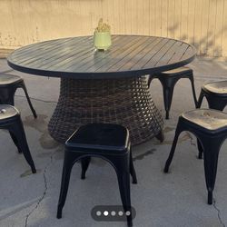 Large outdoor table w/7 stools