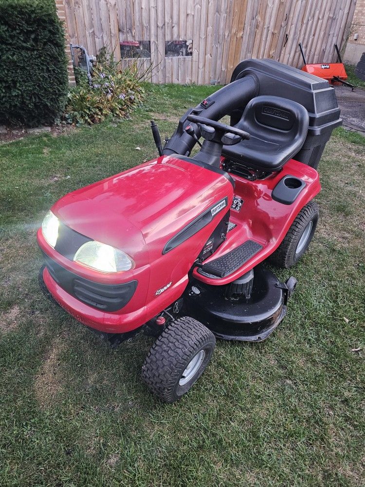 Craftsman LT3000 Lawn Tractor With 19hp Briggs And Stratton Engine, 42" Deck And Bagger System