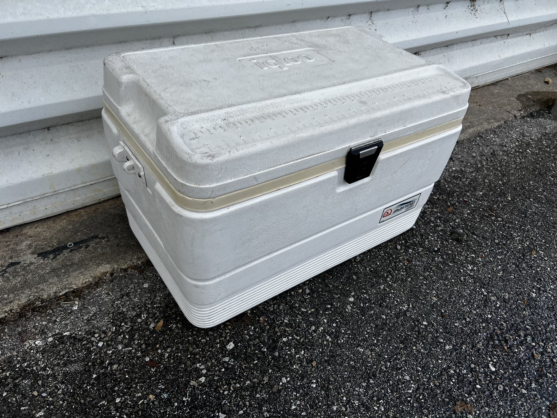 Igloo Marine Ultra White Beach Camping Boat Ice Chest Cooler! Works great! 25x15x15in