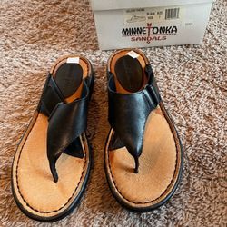 Minnetonka Black Leather Sandals NWT Box Included 