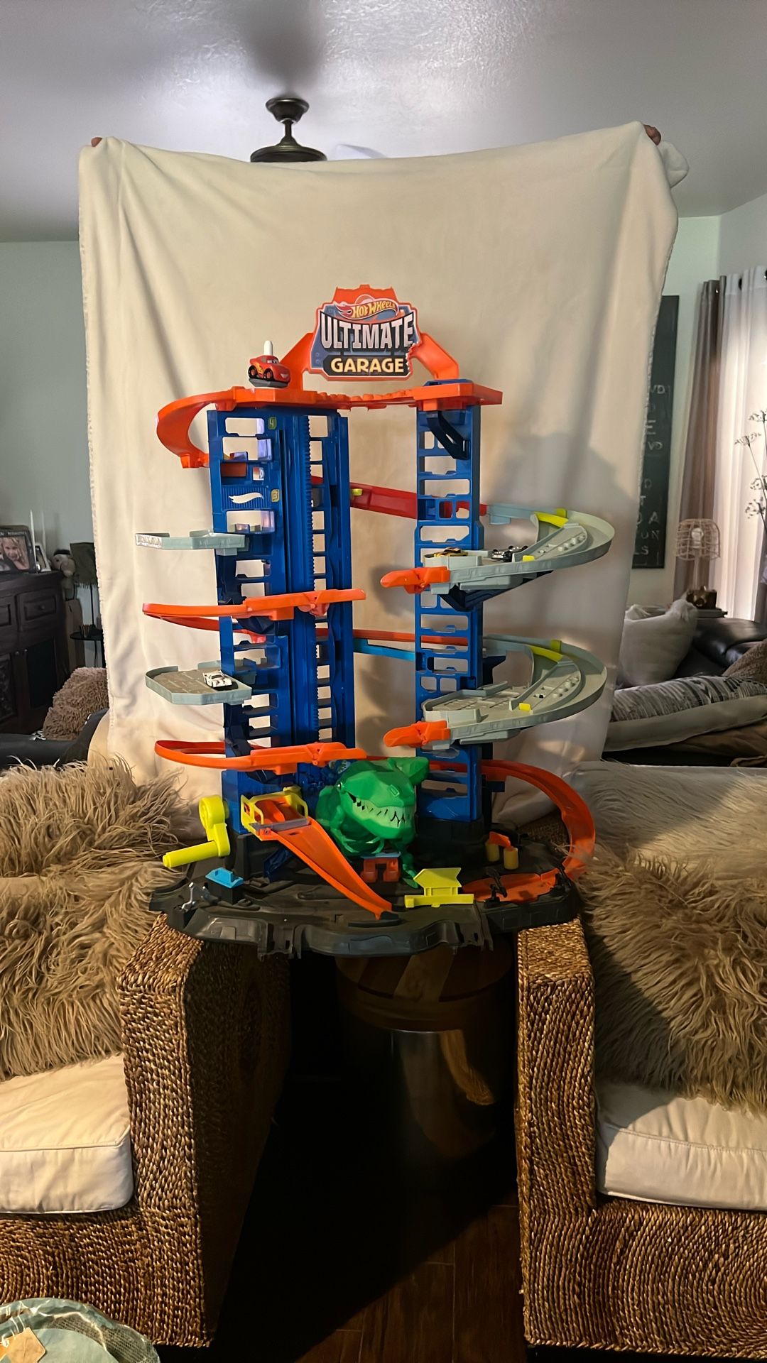 Hot Wheels City Robo T-Rex Ultimate Garage Multi-Level Park 100 Plus 1:64 Cars $299.99