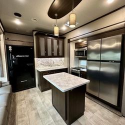 2019 Grand Design Momentum 349M 5Th Wheel