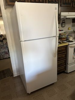 Kenmore Top Freezer Refrigerator – White