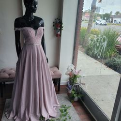 Beaded Off-Shoulder Pleated medium Blush Ballgown

This incomparable gown features intricate bead embellishments beautify the fitted bodice  MEDIUM