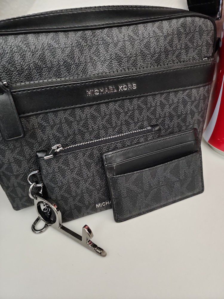 Michael Kors Mens Bifold Wallet for Sale in Tustin, CA - OfferUp