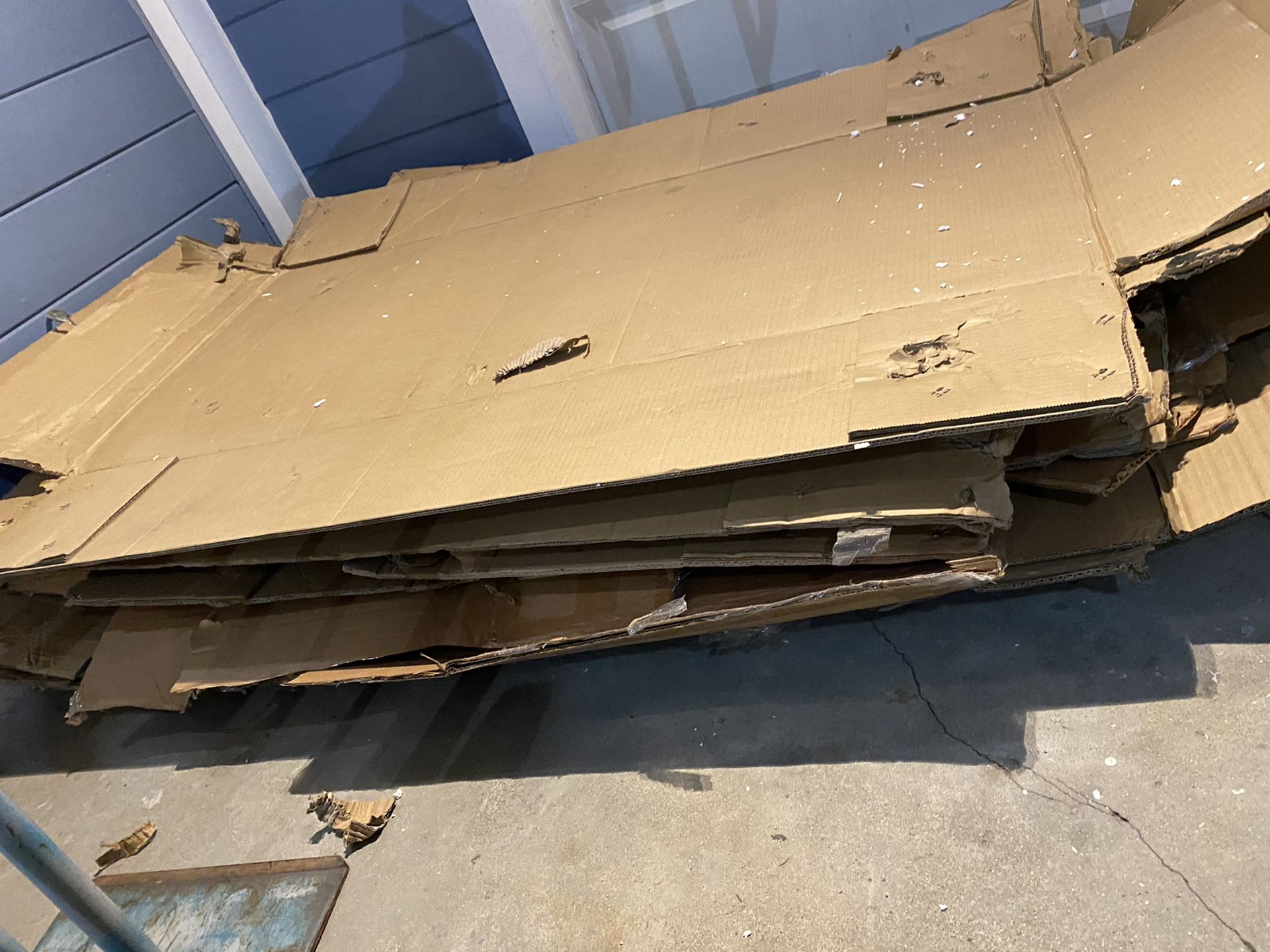 Free cardboard carton gratis