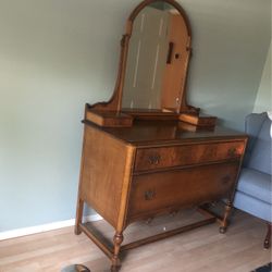 Antique Dresser For Sale 250 .00 Excelente Condition 