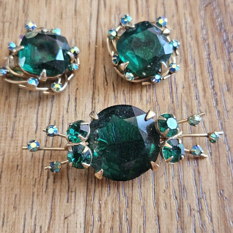 VTG 1950s Bergere Gold Tone Emerald Green Brooch Pin and Clip On Earrings Set