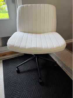Brand New White  Sherpa Wide Seat Criss Cross Height Adjustable Rolling Office/Vanity Chair