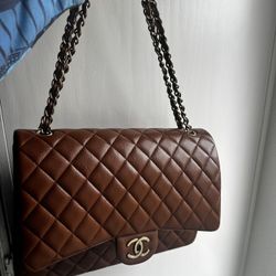 CHANEL MAXI CLASSIC HANDBAG 2022/23 MÉTIERS D'ART (limited edition in a light brown color) GRAINED SHINY CALFSKIN & GOLD-TONE METAL. 