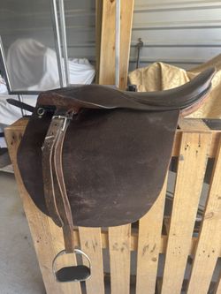 Settle leather saddle