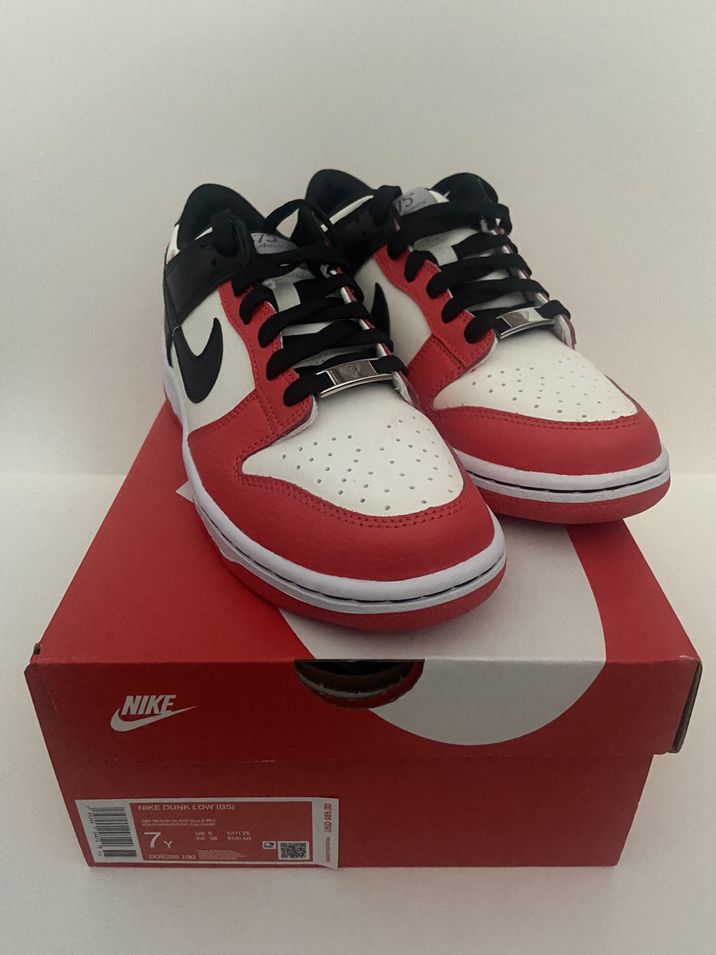 Nike Dunk Low EMB NBA 75th Anniversary Chicago (GS) size 7Y DO6288-100
