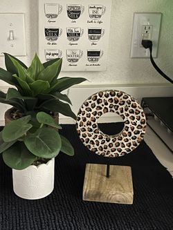 Beautiful HAND PAINTED Leopard Print Statue🌿🐆🌿🐆🌿