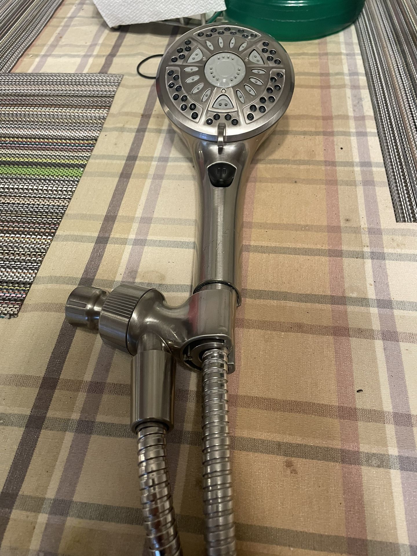 Delta shower head and hose a112.18.1m 1.75 gpm 6.6 L/min