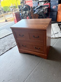 Small dresser with 2 large drawer $60