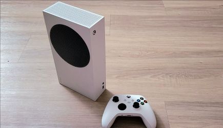 Xbox Series S w/ Controller