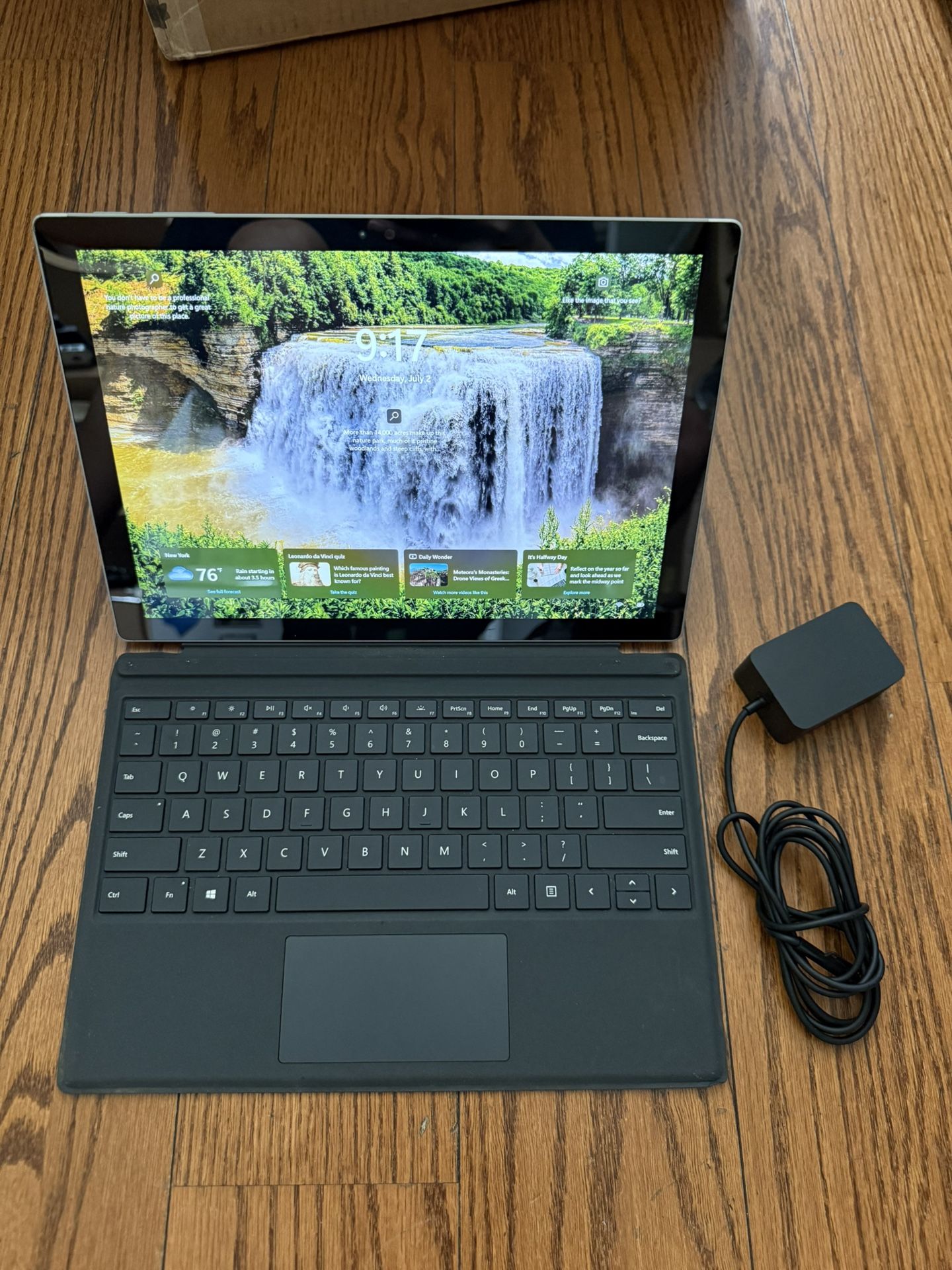 Microsoft Surface Pro 4/8GB RAM/256GB SSD/No Touchscreen/Keyboard