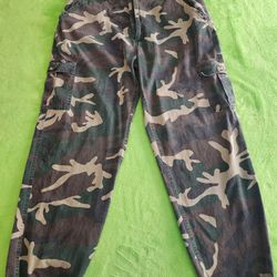 Game winner Camo cargo pants size 2XL, EXCELLENT CONDITION. Adjustable Waist drawstrings