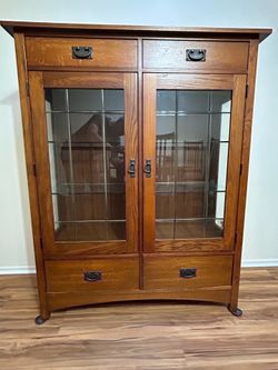 Bassett Hutch an 6 chair dining set