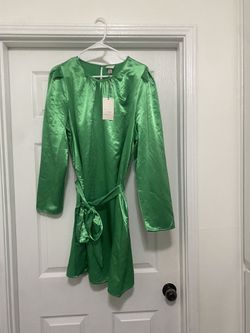 Pretty Green Satin Dress can be worn for Halloween brand new size extra large
