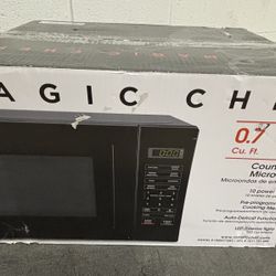 New Magic Chef 0.7 cu ft countertop microwave - Black