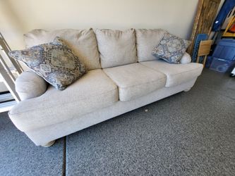 VERY COMFY FULL SIZE COUCH