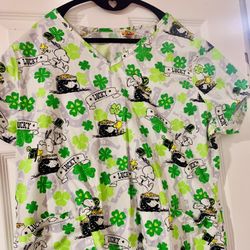 Peanuts Snoopy Scrub Top Size Large , St. Patrick’s  Day .