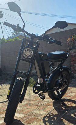 Elegante bicicleta eléctrica Z8 negra. Cuenta con neumáticos anchos para una conducción suave. Incluye un potente motor y batería. Suspensión delanter