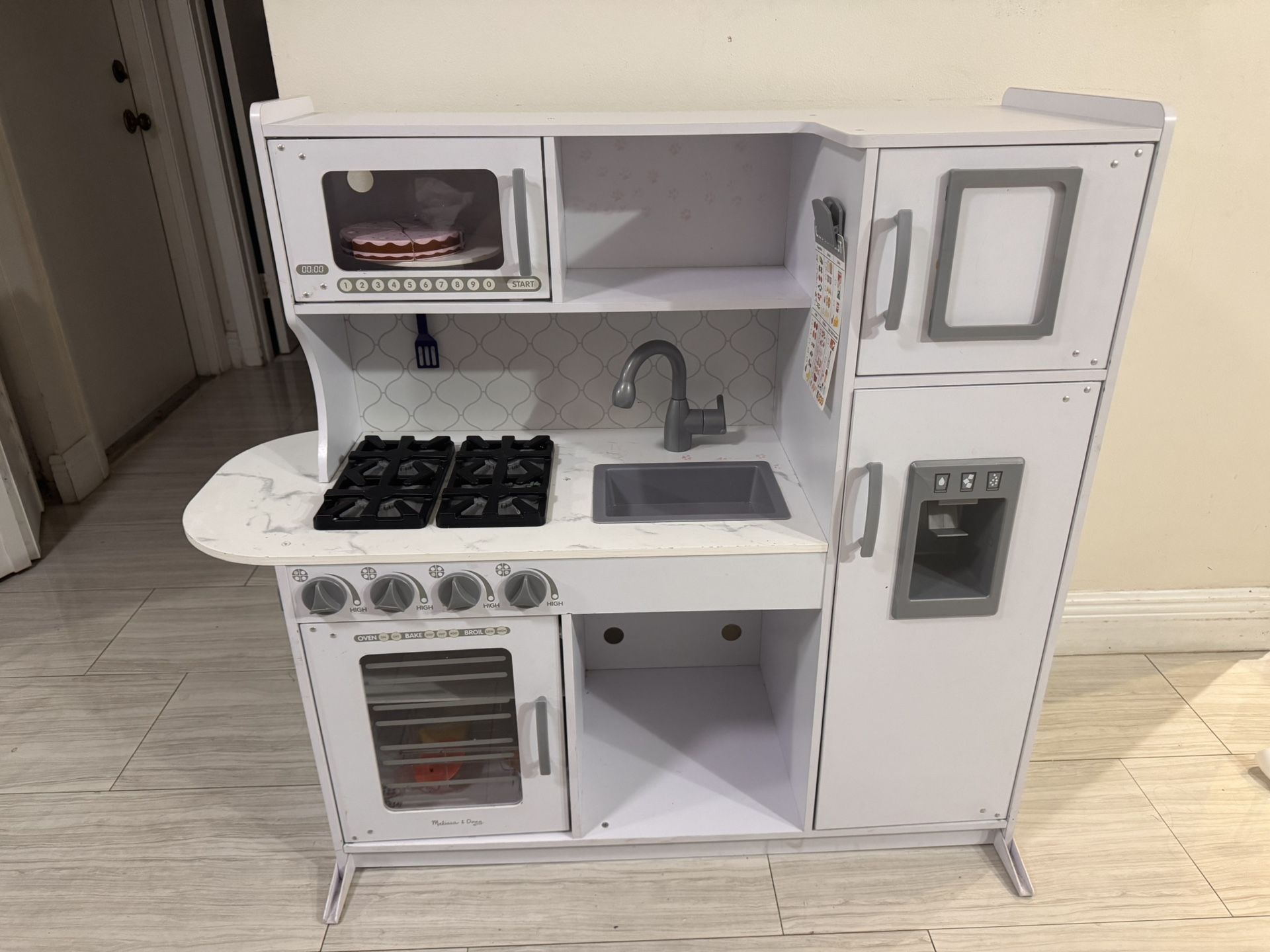 Melissa And Doug Wooden Toy kitchen White