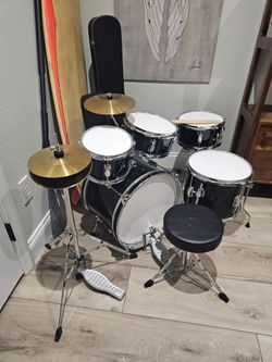 Like new condition kid drum set