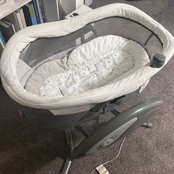 Graco Rocking Bassinette