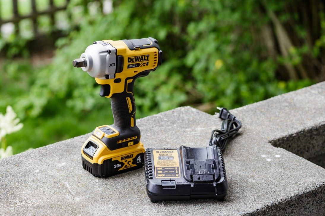 DeWalt DCF 891 Impact Wrench With Battery And Charger