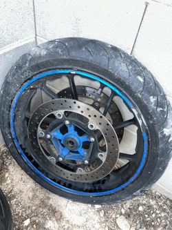 2016 Yamaha FZ09 Wheels And Front Brake
