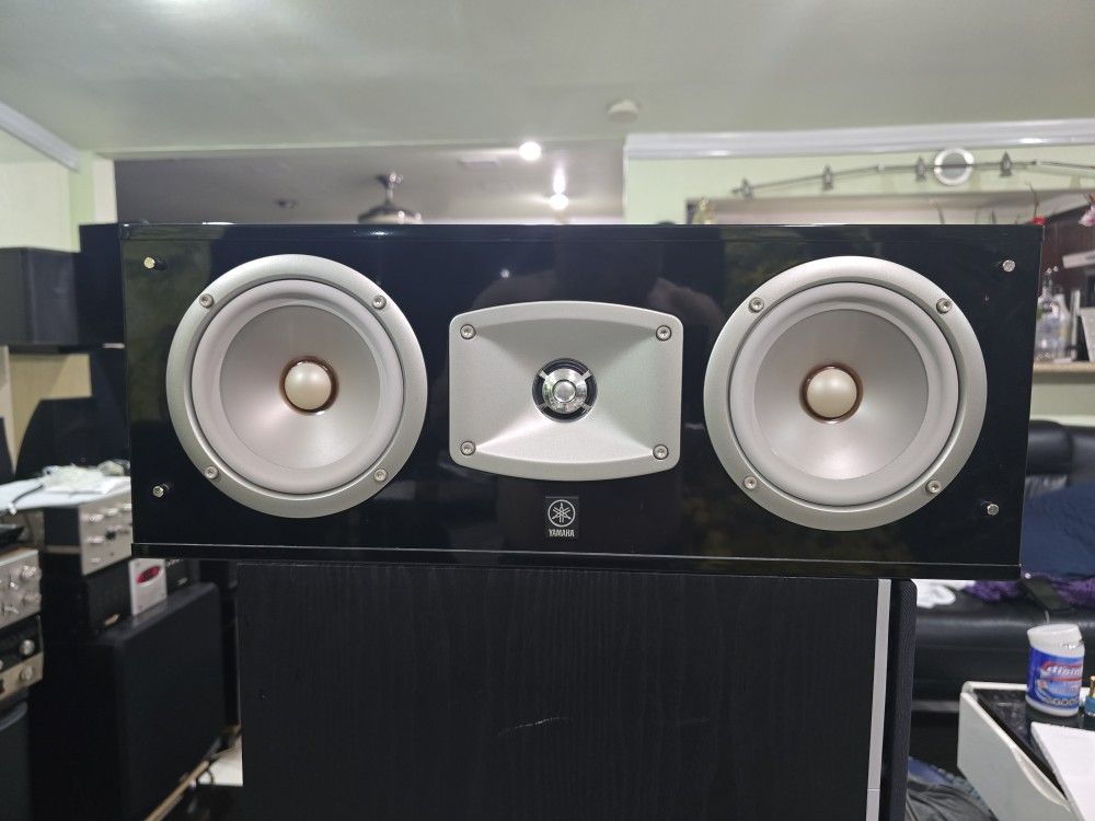 Yamaha C444 250 watts peak 150 RMS Center Speaker. Piano Black, excellent condition perfect working, very nice sound will test before you buy 
