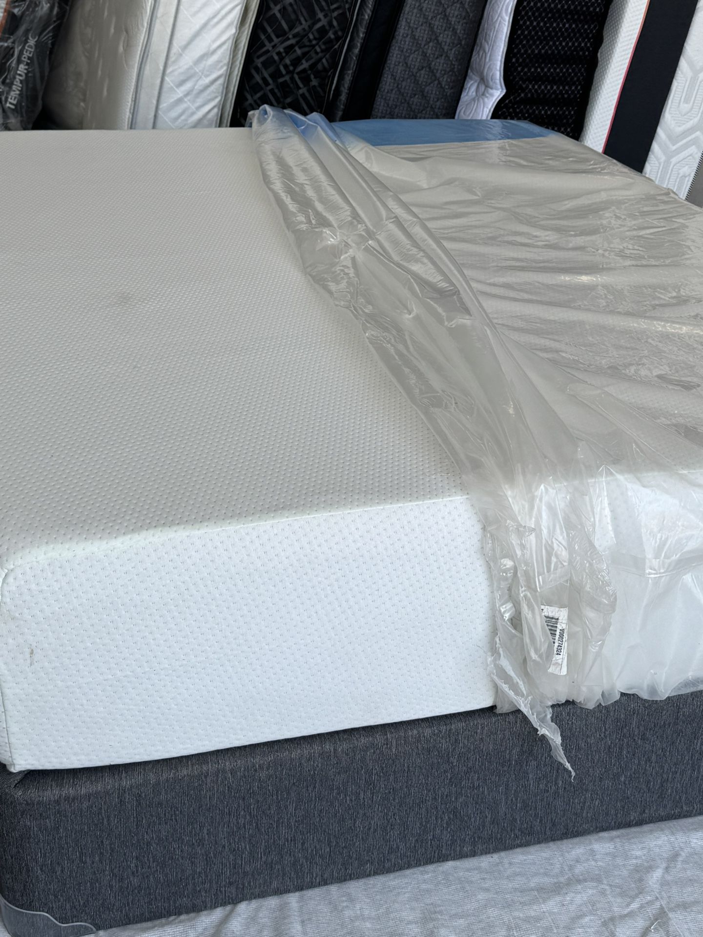 QUEEN SIZE MEMORRY FOAM MATTRESS WITH BOX SPRINGS DELIVERY 🚚 AVAILABLE
