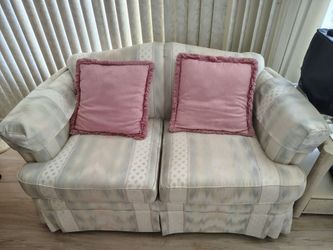 very clean loveseat