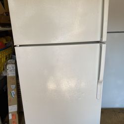 GE top and bottom refrigerator works excellent no issues $139