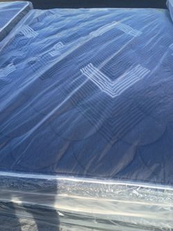 Brand new King size pillowtop mattress and box spring free delivery depends on location
