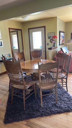 Dinning room set table & 8 chairs oak