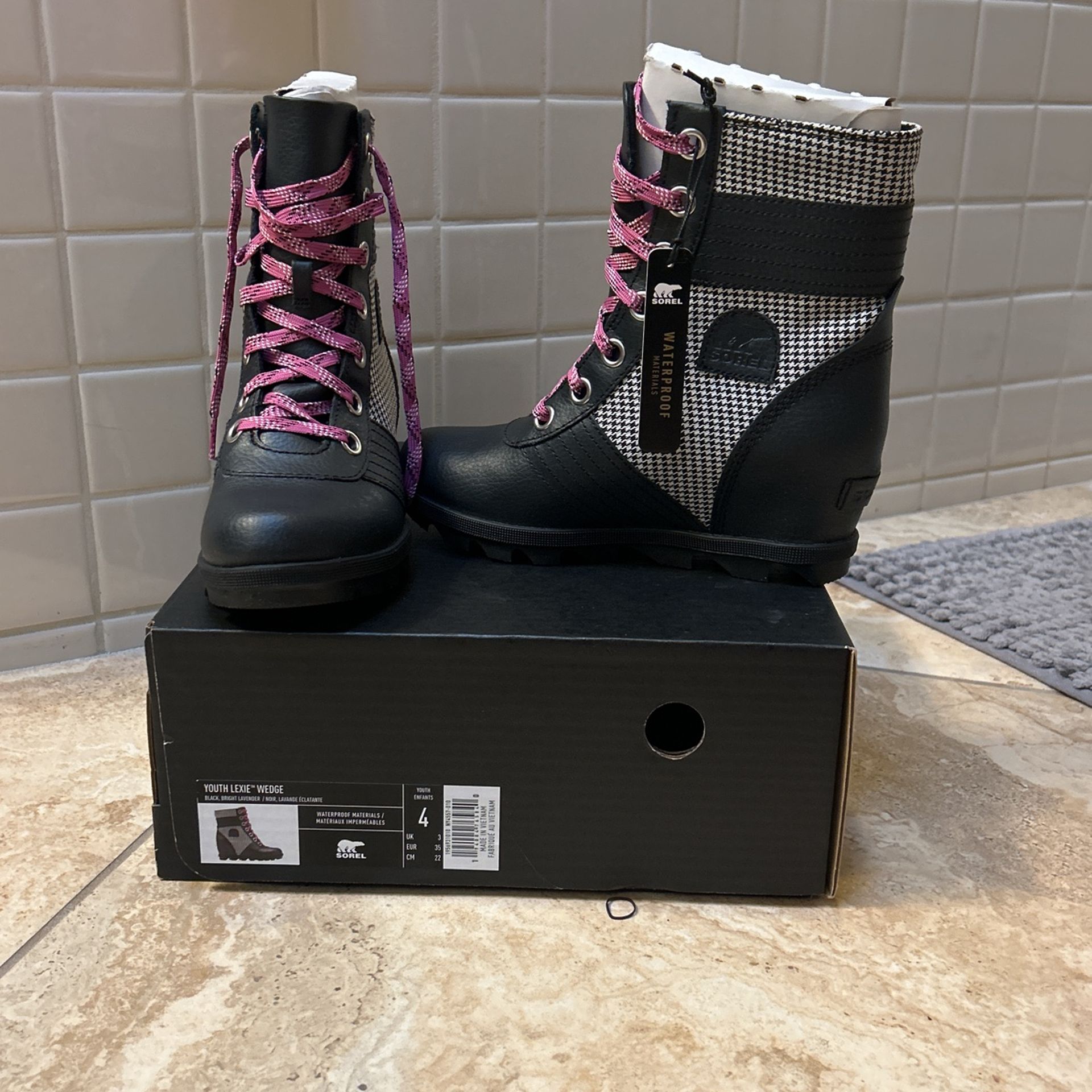 New SOREL waterproof Boots