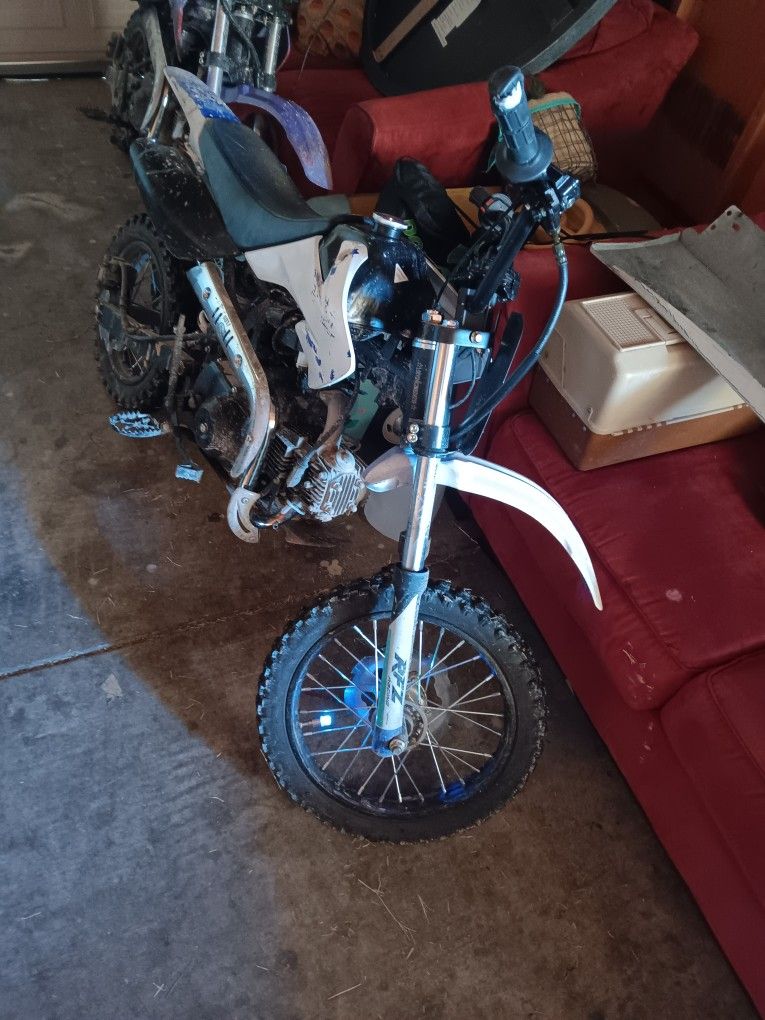 2 Dirt Bikes Fors Sale 110cc Apollos 2021